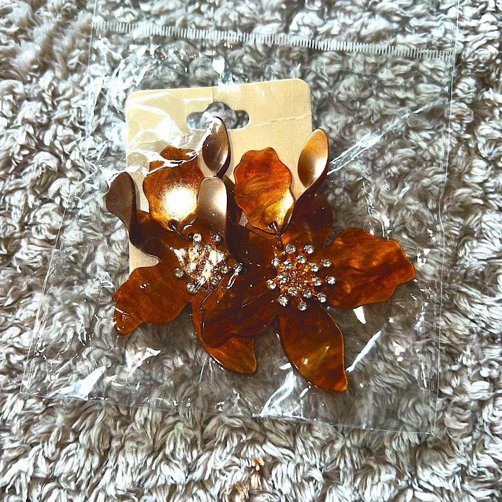 🤎🍂 Bronze Acrylic Resin Flower Earrings 🍂🤎 Brand New in Packet - Picture 10 of 12